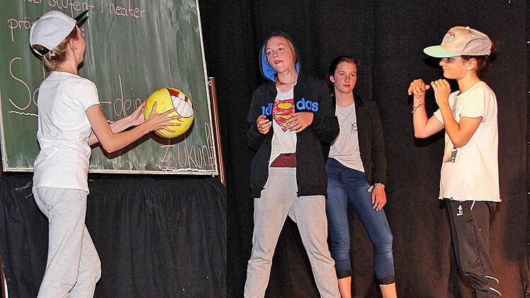 So geht es (hoffentlich nicht) zu in den Klassenzimmern des Gymnasiums. Schüler zeigten in dem Stück "Schule - Deine Zukunft" Szenen aus dem Alltag. Foto: Dieter Britz