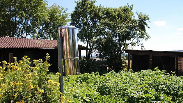 Dieser Niederschlagsmesser im Garten von Gerda Metz in Platz hat am Ende des Jahres ausgedient. Foto: Julia Back