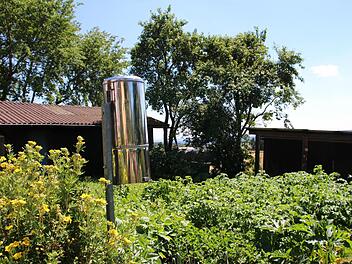Dieser Niederschlagsmesser im Garten von Gerda Metz in Platz hat am Ende des Jahres ausgedient. Foto: Julia Back