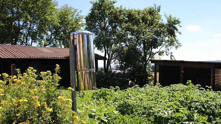 Dieser Niederschlagsmesser im Garten von Gerda Metz in Platz hat am Ende des Jahres ausgedient. Foto: Julia Back