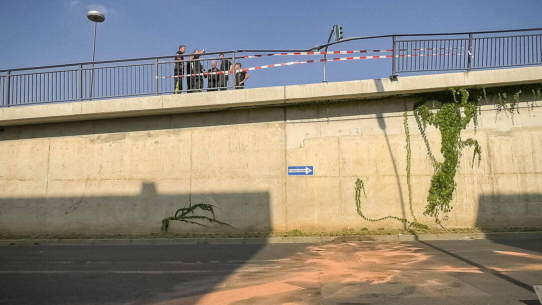 Würzburg: Auto droht nach Unfall von Brücke zu stürzen