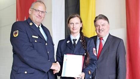Kreisjugendwartin Daniela Wagner wurde für ihre Verdienste um die Jugendarbeit geehrt. Mit im Bild Kreisbrandrat Stefan Härtlein (links) und Landrat Klaus Peter Söllner Foto: Werner Reißaus
