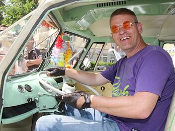 Stolz: Frank Kruscha in seinem makellos gepflegten Bulli bei Coburger Old- und Youngtimertreffen.Foto: Wolfgang Desombre
