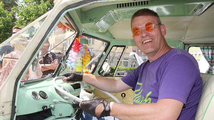 Stolz: Frank Kruscha in seinem makellos gepflegten Bulli bei Coburger Old- und Youngtimertreffen.Foto: Wolfgang Desombre