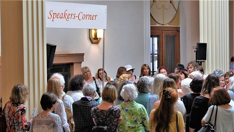Nach jedem Vortrag durften Zuhörer den Vortragenden in der Speakers Corner noch weitere Fragen stellen.Sigismund von Dobschütz