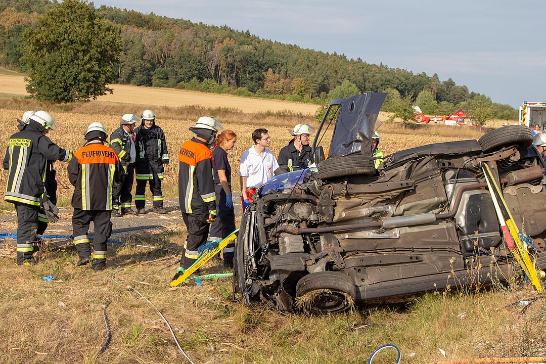 Nach Frontalcrash mit drei Autos: Ein Fahrzeug landet im Maisfeld