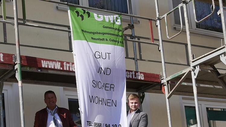 Ingeborg Holland (links im Bild)  hat in der Heubischer  Straße seit 1962 ein Zuhause gefunden. Jetzt modernisiert die GWG dort einen Gebäudekomplex nach dem anderen. Die Häuser gewinnen dadurch  an Attraktivität - und das bei einer bezahlbaren Miete. GWG-Vorstand  Gerstl (oben links) mit  GWG-Projektleiter Tim Fischer und technische r Leiterin Kornelia Peterhänsel,  bereiten bereits die Modernisierung  der beiden letzten Häuser der Heubischer Straße vor. Foto: Manja von Nida