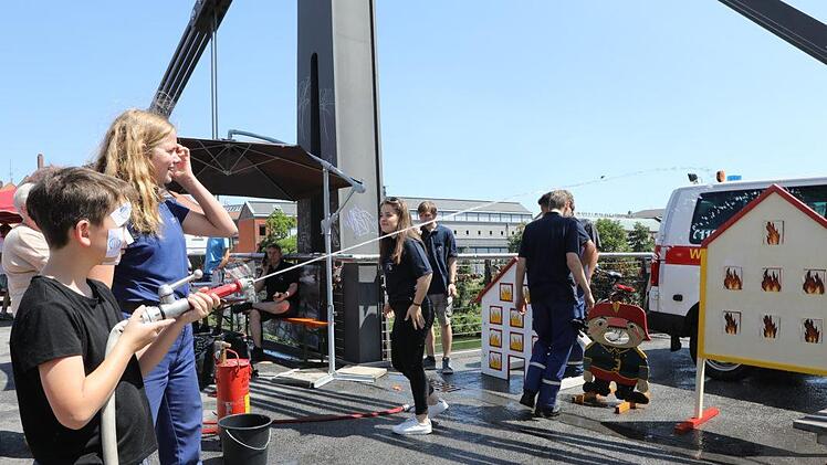 Bei der Jugendfeuerwehr geht es um Zielgenauigkeit. Foto: Barbara Herbst