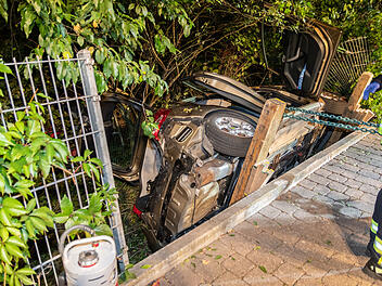 Ford stürzt nach Ausweichmanöver Mauer hinab