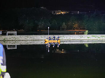 N&uuml;rnberg: N&auml;chtliche Suchaktion am W&ouml;hrder See - Feuerwehr mit Schnellbooten im Einsatz