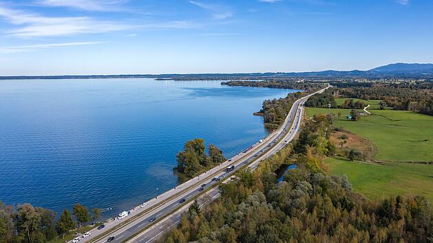 Luftbild der Autobahn A8 am Chiemsee, Bayern, Deutschland  von Altm&uuml;hlbild