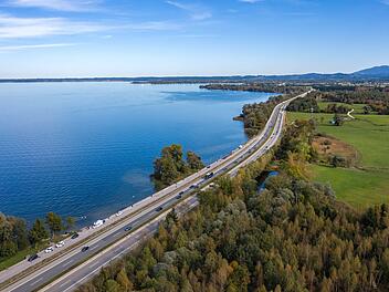 Luftbild der Autobahn A8 am Chiemsee, Bayern, Deutschland  von Altmühlbild
