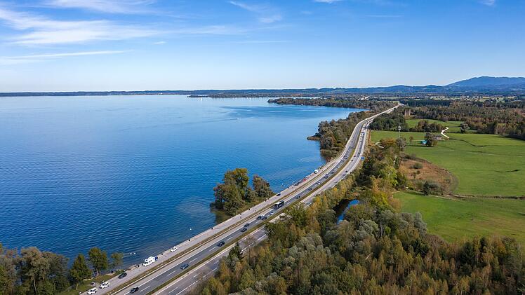 Luftbild der Autobahn A8 am Chiemsee, Bayern, Deutschland  von Altmühlbild