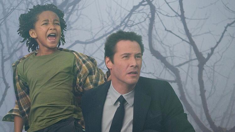 Jacob Benson (Jaden Smith, links) und Klaatu (Keanu Reeves) sind in gro&szlig;er Gefahr.