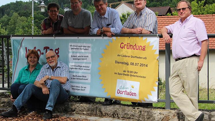 Sie wollen die Nahversorgung in Unterleinleiter wieder aufleben lassen (stehend v.l.): Elke Philipp, Reinhold Geck, Reinhold Wunder, Theodor Ott und Bürgermeister Gerhard Riediger, sowie (sitzend) Gerlinde Trautner und Reiner Philipp.  Foto: Pohl