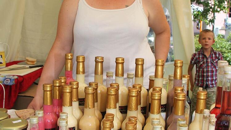 Silvana Pastohr erklärt, dass Eierlikör durch den Alkohol nicht empfindlich gegen Hitze ist. Foto: Sonja Adam