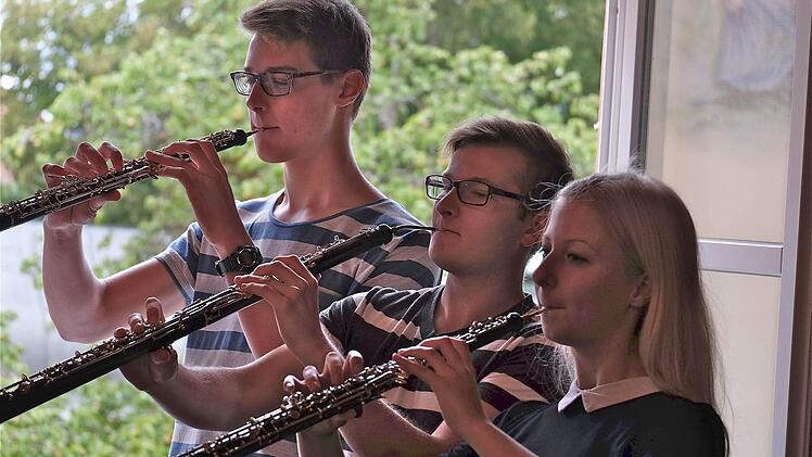 Cornelius Moller, Lukas Käßer und Sabrina Gado proben eisern für ihr Ensemble-Konzert am Samstag. Fotos: Gerd Schaar