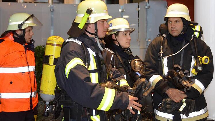 Atemschutzträger - insgesamt 27 Teams - warten auf ihren Einsatz. Foto: Peter Rauch