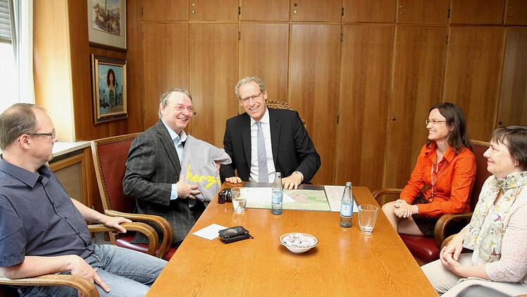 Martin Sehring, Thomas Eschler, Bürgermeister German Hacker, Andrea Winkelmann und Margit Denk bei der Verabschiedung im Arbeitszimmer des Bürgermeisters. Foto: Richard Sänger