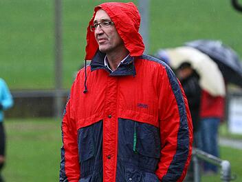 Weil ihn die Spieler der SG Marktleugast oft im Regen stehen ließen, gab Ralf-Werner Ohnemüller sein Amt beim Kreisligisten ab. Für den Rest der Saison betreut er den ATS Kulmbach II. Foto: Monika Limmer