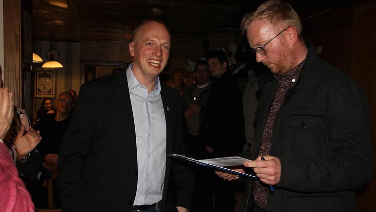 Geschäftsleitender Beamte Thomas Kotschenreuther überbringt Ergebnisse an Thomas Löffler Foto: Veronika Schadeck