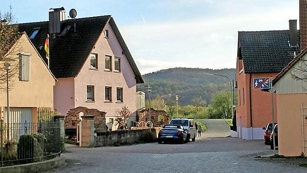 Blick vom Kemmerner Kirchplatz Richtung Main: Der Damm im Hintergrund wird nun noch etwas höher als bisher. Foto: Johannes Michel