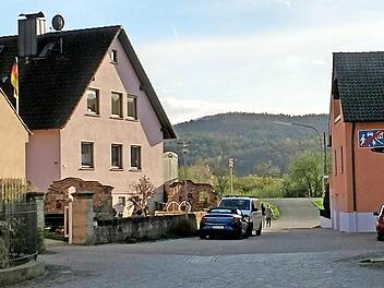 Blick vom Kemmerner Kirchplatz Richtung Main: Der Damm im Hintergrund wird nun noch etwas höher als bisher. Foto: Johannes Michel