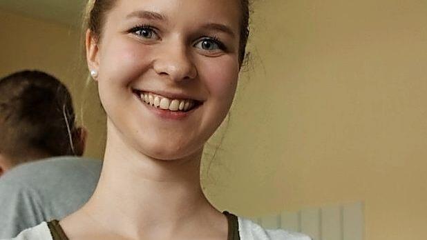 Julia Achter zeigt die arabische und persische Schreibweise ihres Namens. Foto: Ralf Ruppert