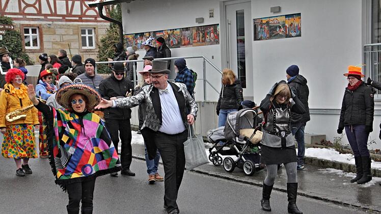 Flankiert von der flotten Mexikanerin Birgit Finzel und der jungen Rittersfrau Sandra Schramm, führte Bürgermeister Helmut Dietz den Gaudiwurm in Memmelsdorf an.