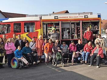 Die Besucher von der Forchheimer Lebenshilfe schauten sich bei der Weilersbacher Feuerwehr um. Foto: Heidi Amon