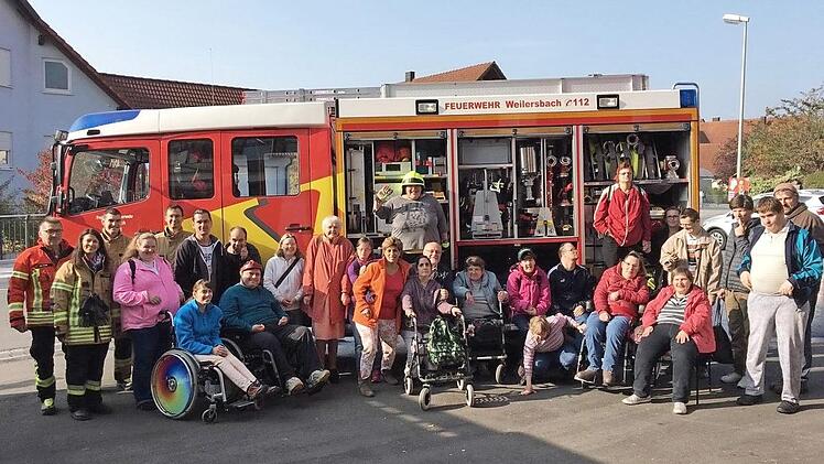 Die Besucher von der Forchheimer Lebenshilfe schauten sich bei der Weilersbacher Feuerwehr um. Foto: Heidi Amon