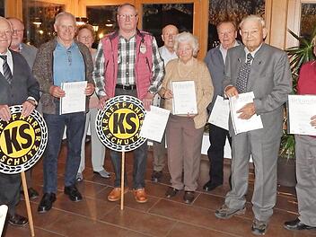 Die Geehrten für 50-jährige und 60-jährige Mitgliedschaft im KS zusammen mit Stadtrat Hans Werther (Vierter von links). Einer von ihnen ist Ortsvereins-Vorsitzender Reinhard Baumgartner (Dritter von links), der seit 50 Jahren Mitglied und seit 45 Jahren Vorsitzender ist.
