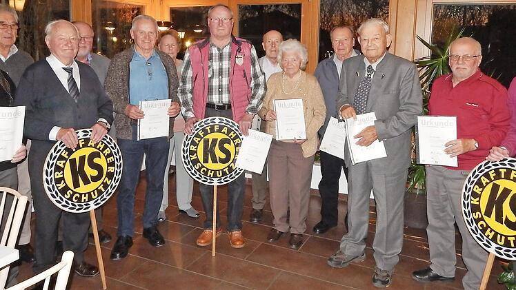 Die Geehrten für 50-jährige und 60-jährige Mitgliedschaft im KS zusammen mit Stadtrat Hans Werther (Vierter von links). Einer von ihnen ist Ortsvereins-Vorsitzender Reinhard Baumgartner (Dritter von links), der seit 50 Jahren Mitglied und seit 45 Jahren Vorsitzender ist.