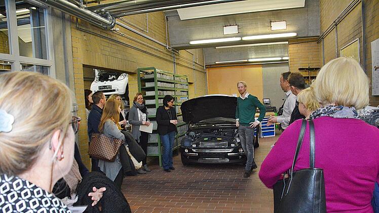 Alles was über das Wissen bei der Elektromobilität notwendig ist, erlernen die Schüler der Jakob-Preh-Berufsschule an den Schulungsgeräten. Das erfuhren die Mitglieder des Ausschusses für Bildung, Schule, Sport und Gesundheit beim Rundgang. Foto: Hanns Friedrich