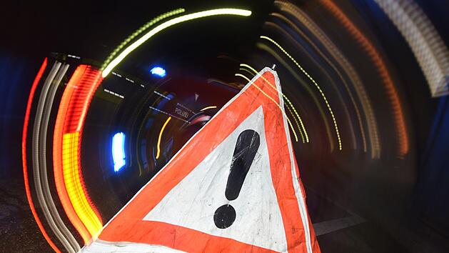 Bei einem schweren Unfall in Mittelfranken ist eine Frau ums Leben gekommen. Sie sa&szlig; auf dem Beifahrersitz, als sich das Auto &uuml;berschlug, Symbolfoto: Patrick Seeger/dpa