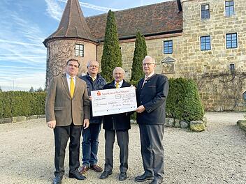 Bei der Scheckübergabe in Wiesenthau: Vorsitzender Otto Roppelt, Zweiter Vorsitzender Hans Böhmer, Ehrenvorsitzender Wolfgang Herde sowie Eduard Nöth, Vorsitzender des Fördervereins Chorakademie Weißenohe Foto: Petra Malbrich