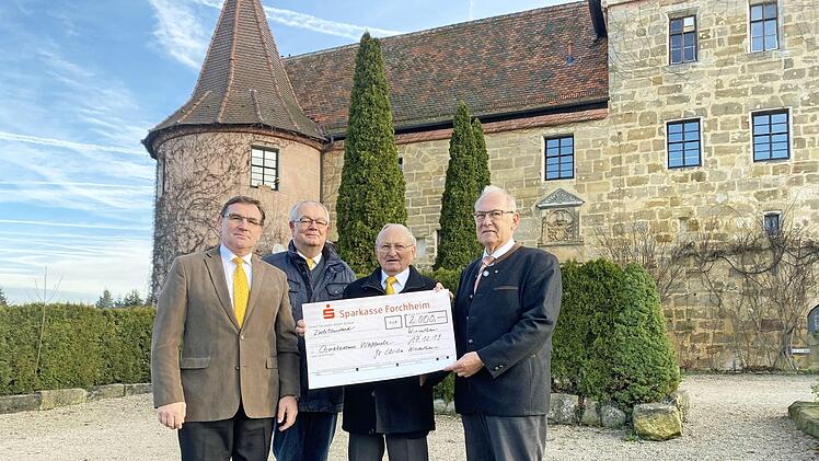 Bei der Scheckübergabe in Wiesenthau: Vorsitzender Otto Roppelt, Zweiter Vorsitzender Hans Böhmer, Ehrenvorsitzender Wolfgang Herde sowie Eduard Nöth, Vorsitzender des Fördervereins Chorakademie Weißenohe Foto: Petra Malbrich