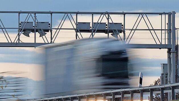 Lkw rauscht auf Leitplanke - Diesel versickert