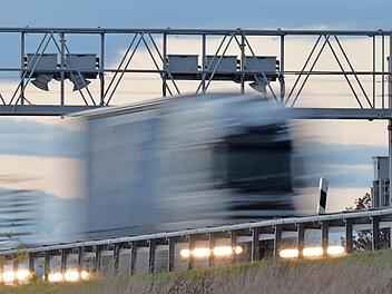 Lkw rauscht auf Leitplanke - Diesel versickert
