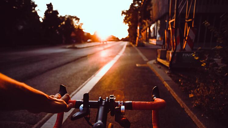 Rennradfahrerin rast in Seitenstreifen