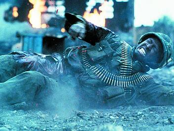 Full Metal Jacket Private Albino (Dorian Harewood) gerät ins Visier eines vietnamesischen Scharfschützen.