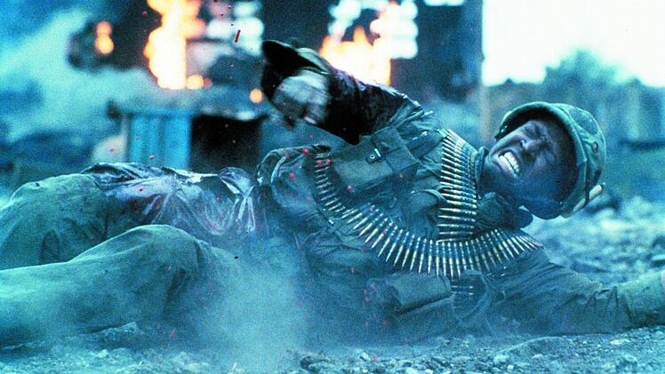 Private Albino (Dorian Harewood) ger&auml;t ins Visier eines vietnamesischen Scharfsch&uuml;tzen.