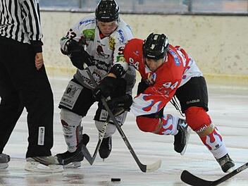 Im ersten und einzigen Testspiel gelang Patrick Grüner (links) mit den Kissinger Wölfen ein 5:4-Erfolg gegen Lazaros Konstantinidis (rechts) und die SG Kulmbach/Bayreuth. Foto: Hopf