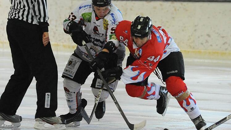 Im ersten und einzigen Testspiel gelang Patrick Grüner (links) mit den Kissinger Wölfen ein 5:4-Erfolg gegen Lazaros Konstantinidis (rechts) und die SG Kulmbach/Bayreuth. Foto: Hopf