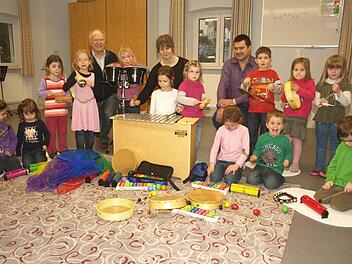 Beim Musikverein Rottershausen startete wieder die musikalische Früherziehung. Auf unserem Foto freuen sich die Mädchen und Jungen mit ihren Instrumenten mit Musiklehrerin Mareike Wütscher (Mitte), Dirigent Siegbert Keßler (l.) und 2. Vorsitzendem Heribert Seufert. Foto: Stefan Geiger