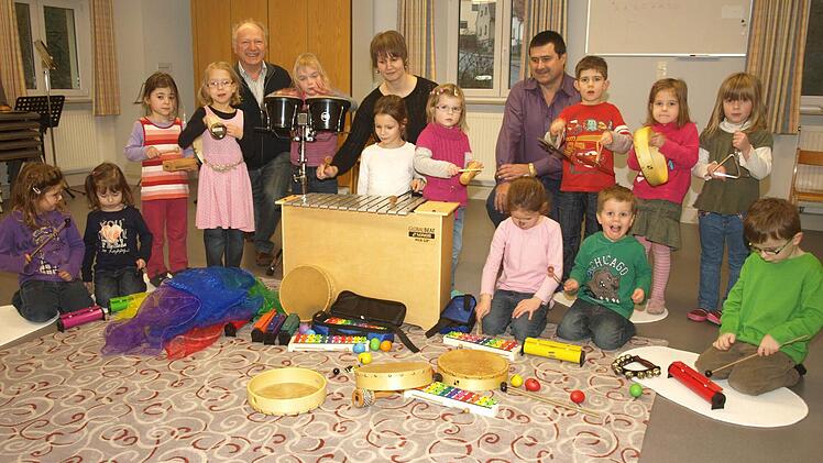 Beim Musikverein Rottershausen startete wieder die musikalische Früherziehung. Auf unserem Foto freuen sich die Mädchen und Jungen mit ihren Instrumenten mit Musiklehrerin Mareike Wütscher (Mitte), Dirigent Siegbert Keßler (l.) und 2. Vorsitzendem Heribert Seufert. Foto: Stefan Geiger
