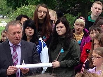 Landrat Thomas Bold übergab den Staffelstab an die Schüler, die am Staffellauf des Gesundheitsamtes teilnahmen. Foto: Stefan Seufert