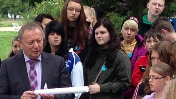 Landrat Thomas Bold übergab den Staffelstab an die Schüler, die am Staffellauf des Gesundheitsamtes teilnahmen. Foto: Stefan Seufert