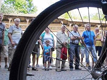 Großer Andrang herrschte bei der Parade der Fundfahrräder im Rathaushof. Fotos: Marco Meißner