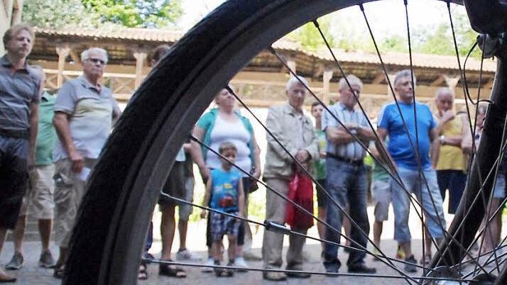 Großer Andrang herrschte bei der Parade der Fundfahrräder im Rathaushof. Fotos: Marco Meißner
